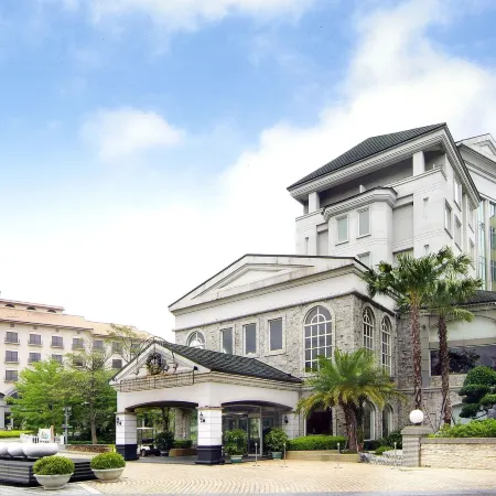 Lakeshore Hotel