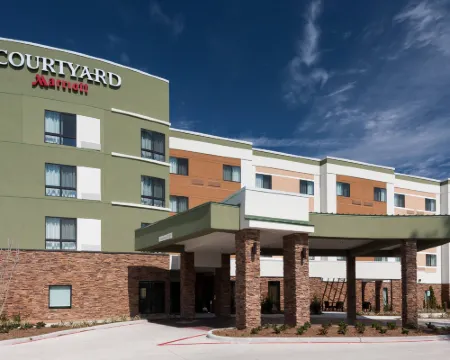 Courtyard Houston North/Shenandoah Hotels in Shenandoah