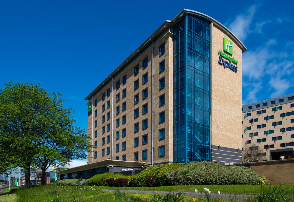 3. 홀리데이 인 익..