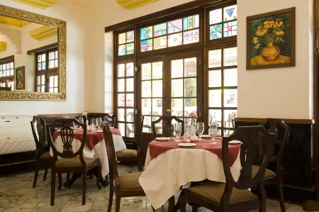 Protea Hotel Dar es Salaam Courtyard Отели рядом с достопримечательностью «Коко Бич»