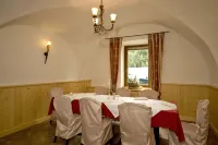 Hotel Restaurant Schaurhof Hotels in Sterzing