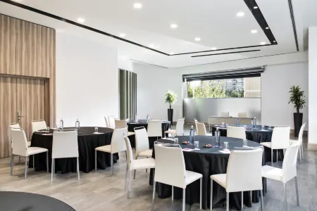 NH Collection Constanza Отели рядом с достопримечательностью «Площадь Испании»