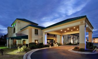 Spring Lake Inn & Suites - Fayetteville