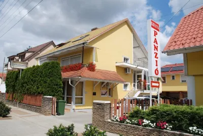 Szieszta Panzió Hotels near Sárvár Arboretum