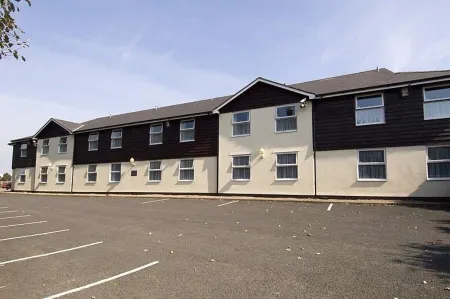 Premier Inn  Cheltenham North West Отели в г. Ли