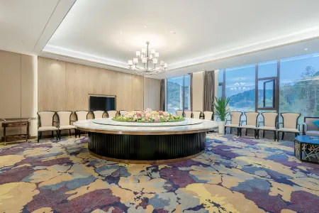 Zunyi Yipin Yangzun  Hotel Отели рядом с достопримечательностью «Zunyi Normal University»