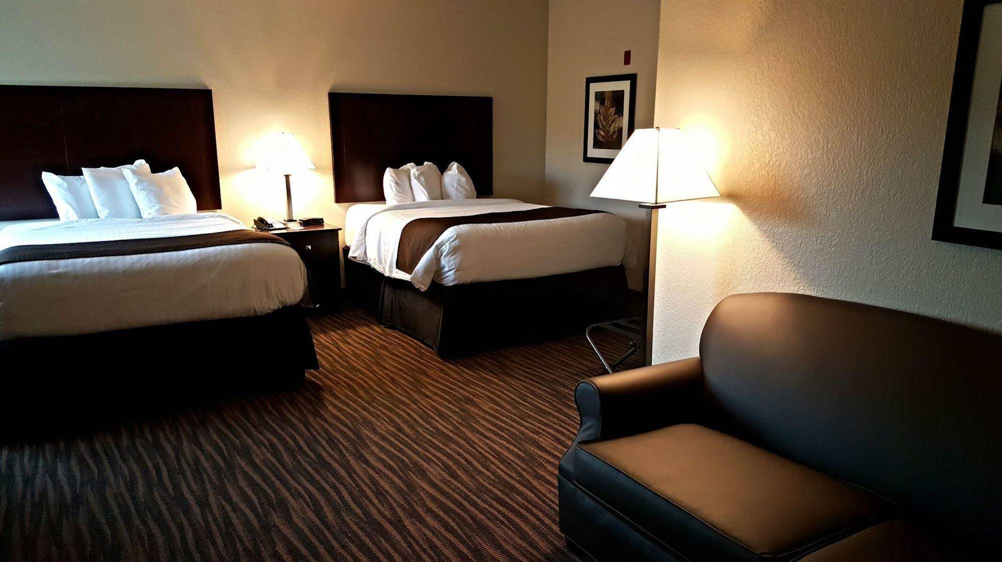 Cobblestone Inn & Suites - Denison - Oak Ridge