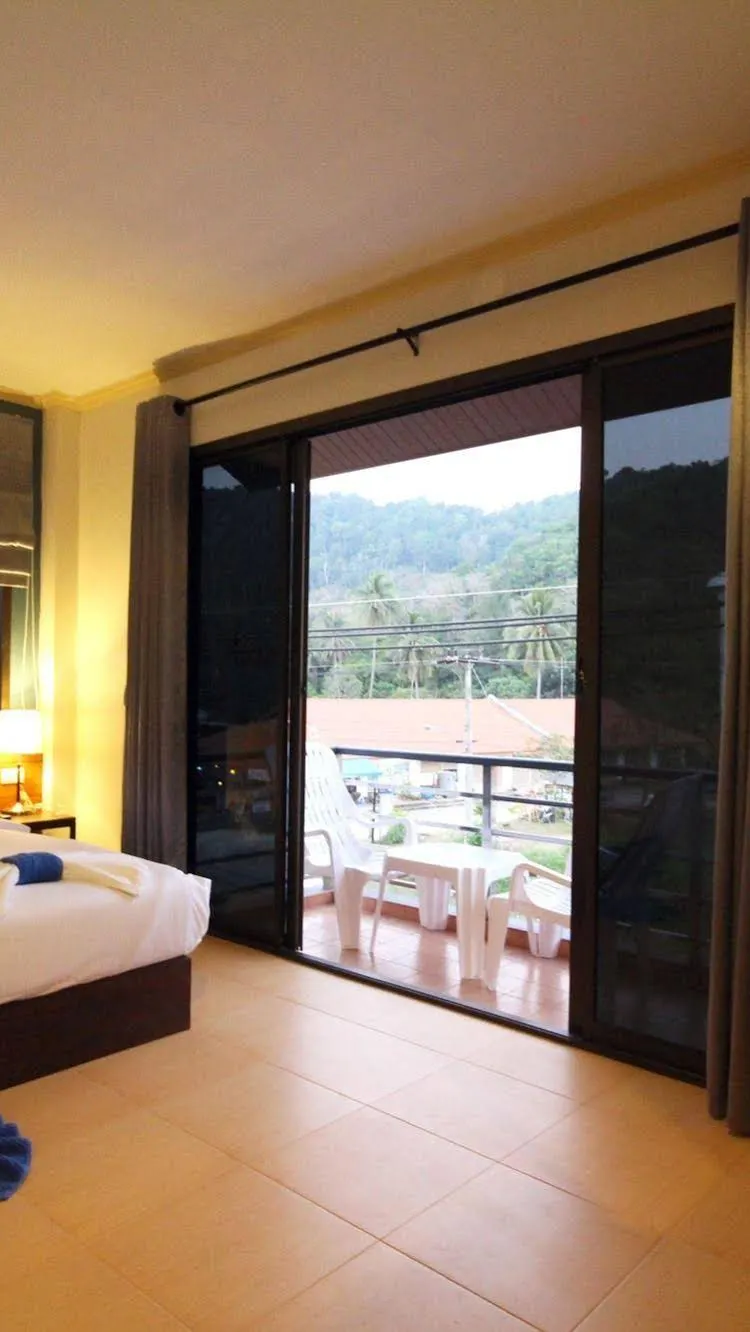 ห้องเตียงใหญ่ พร้อมระเบียง