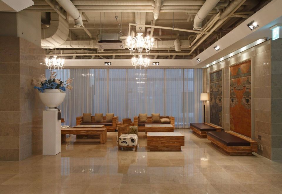 2. 라마다 호텔앤스..