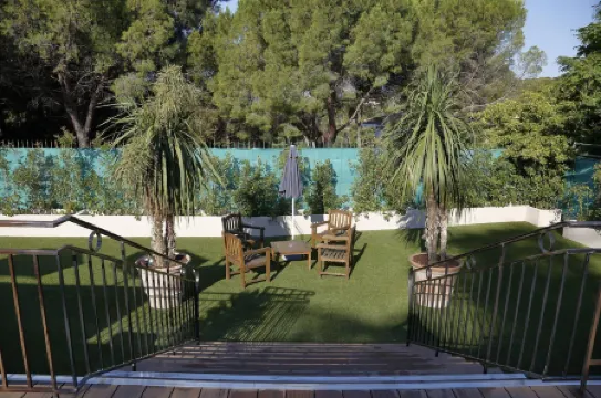 Hotel Spa Cassis – Heated Pool & Parking