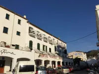Hostal Marina Cadaqués Hôtels à proximité de : Diving Center Cadaqués