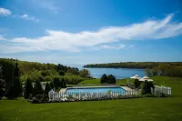 Strawberry Hill Seaside Inn - parking