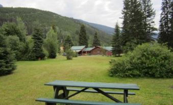 Summit River Lodge & Campsites