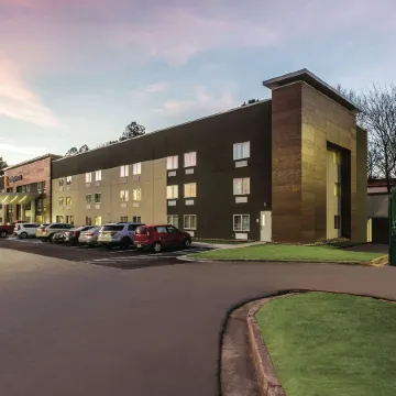 La Quinta Inn & Suites by Wyndham Atlanta Midtown - Buckhead Отели рядом с достопримечательностью «Станция метро "Бакхед"»