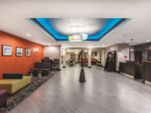La Quinta Inn & Suites by Wyndham Houston Bush Intl Airpt E ヒューストンのホテル