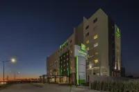 هوليداي إن آند سويتس أغواسكالينتيسب باي آيتش جي فنادق في 