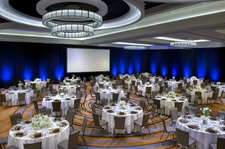 Newark Liberty International Airport Marriott Отели рядом с достопримечательностью «J&L Parking»