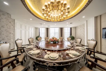 Xinjiang Runjin International Hotel (Kuitun Meimei Park)