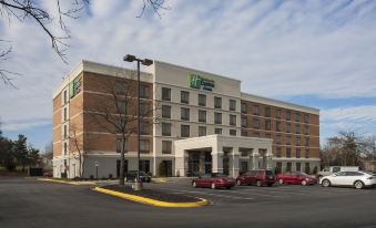 Holiday Inn Express & Suites Laurel