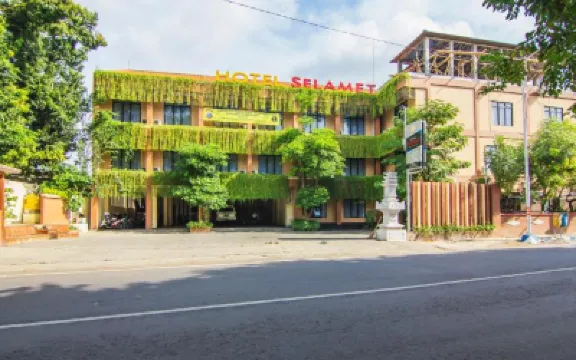 Hotel & Resto Selamet 鄰近Boom Beach的酒店