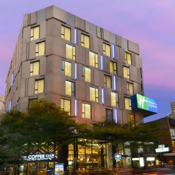 Holiday Inn Express BANGKOK SUKHUMVIT 11 by IHG Отели рядом с достопримечательностью «Станция метро Phetchaburi»