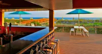 Sunset Vistas Two Bedroom Beachfront Suites - bar