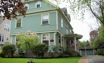 A B&B at The Edward Harris House Inn