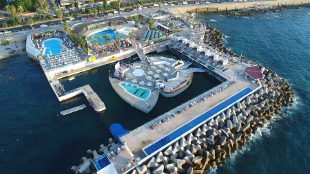 Riviera Hotel and Beach Lounge, Beirut Отели рядом с достопримечательностью «Pigeon Rocks»