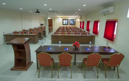 Imperial Hotel Gorontalo Отели рядом с достопримечательностью «Abigi house»