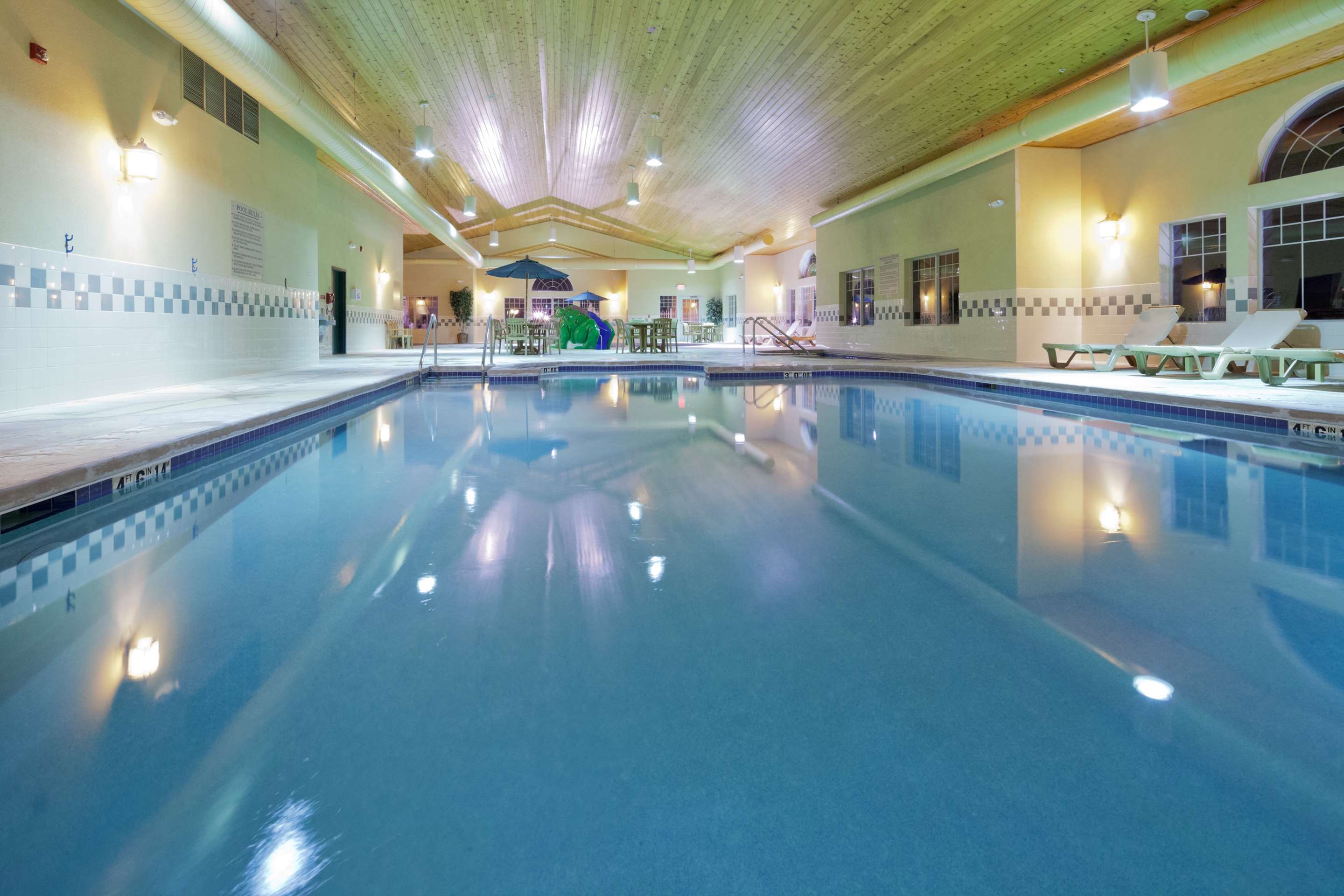 Country Inn & Suites by Radisson, Green Bay East, WI