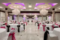 Ramada by Wyndham Butler/Tesla Biohealing Resort  Hotels in Butler County