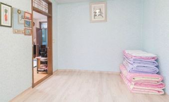 Lodge 82 in Korea 흰색헨스가있는정원예쁜집 4인실(온돌) Standard Villa