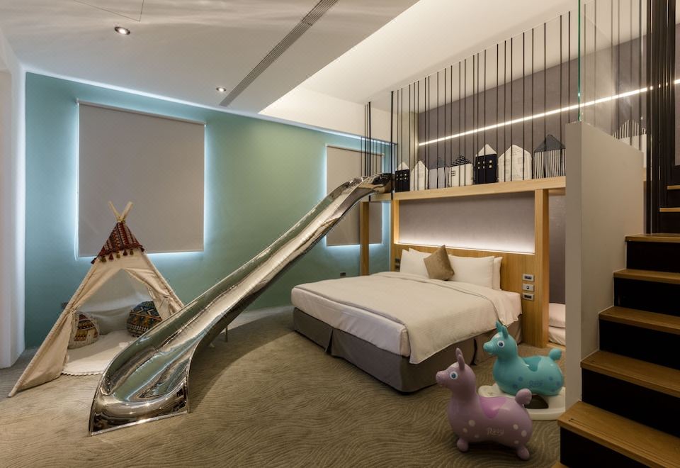 a modern hotel room with a bed and a slide , as well as a unique design at Green Hotel