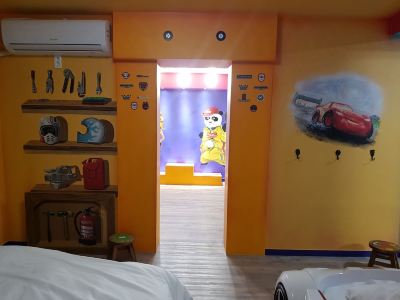Junior Room<car>