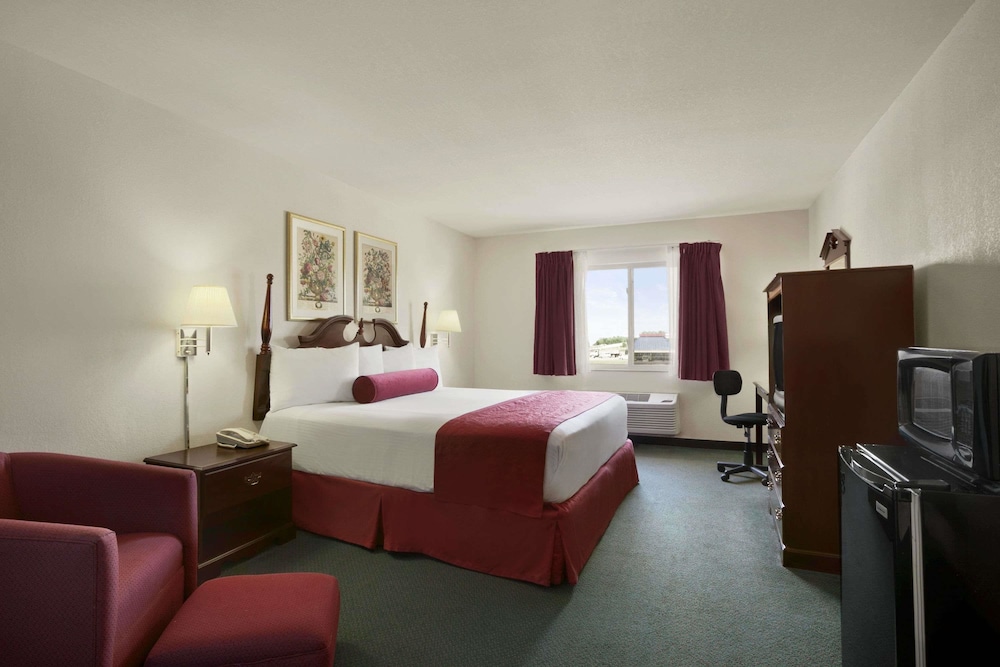 Days Inn & Suites by Wyndham Romeoville