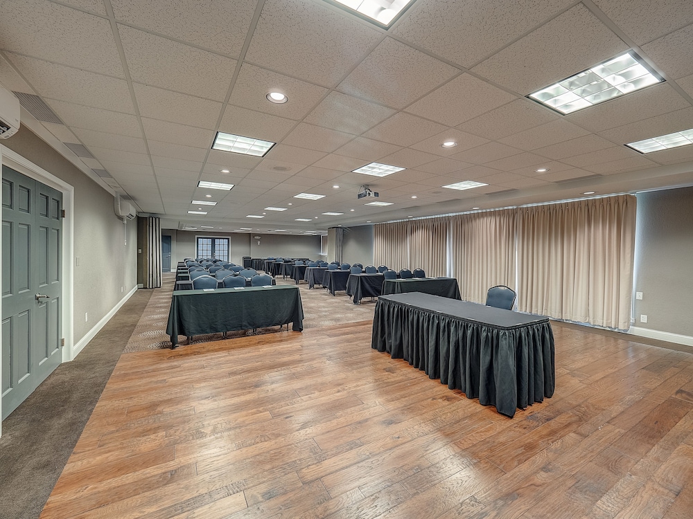 Eastland Suites Extended Stay Hotel & Conference Center Urbana