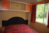 Chateau-Camping la Grange Fort, 63500 les Pradeaux Hotels in Le Broc