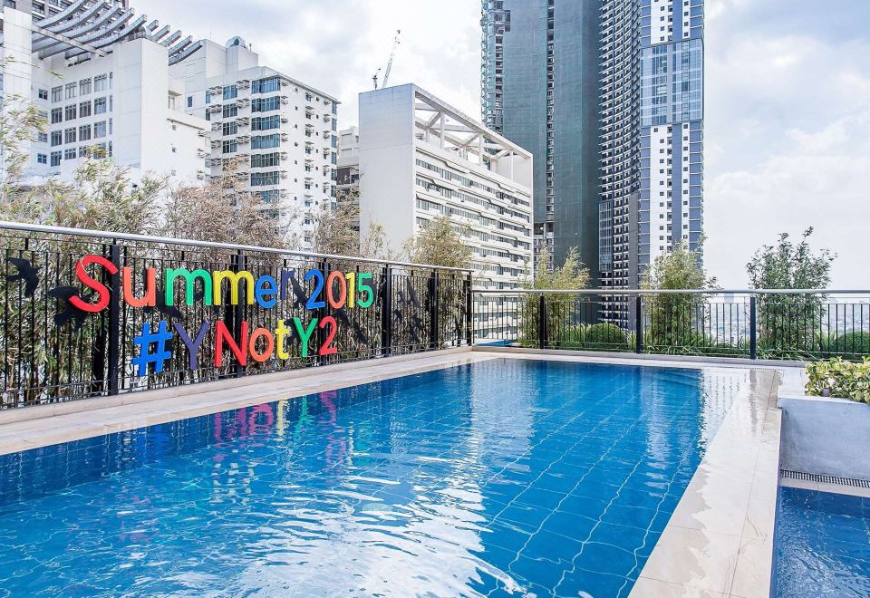 Y2 레지던스 호텔의 주방 시설이 갖춰진 객실 내부