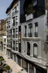 Yooma Urban Lodge Hotel dekat Collegiale Saints Pierre et Guidon