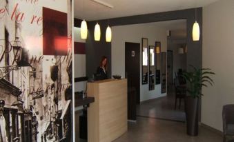 2. Hotel In..