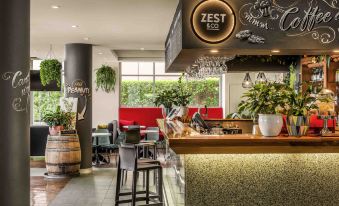 a restaurant with a bar area , where customers can enjoy drinks and socialize with friends at Ibis Sydney Darling Harbour