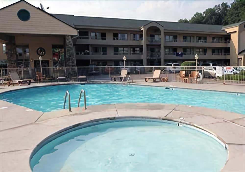 Quality Inn & Suites at Dollywood Lane