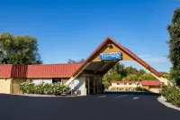 Econo Lodge Hotels near Dog Island Park