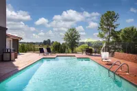 La Quinta Inn & Suites by Wyndham Tupelo Hotels in Tupelo