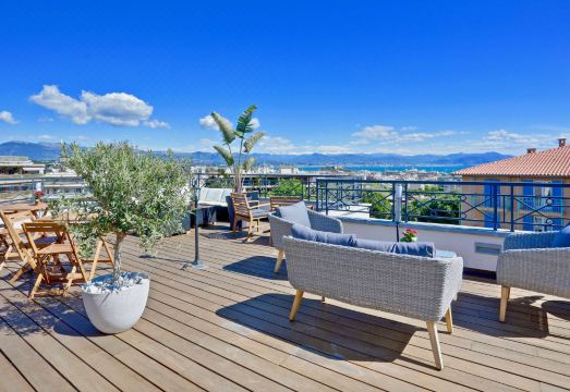 아르데코 양식의 깔끔한 객실