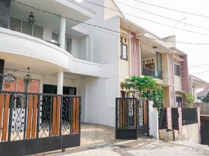 Spot on 2053 Granada Syariah Home Stay - Hostel