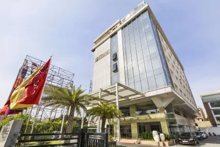 Ramada Encore by Wyndham Bangalore Domlur Отели рядом с достопримечательностью «Лалба Ботаникал Гарден»