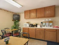 Super 8 by Wyndham Wichita Airport