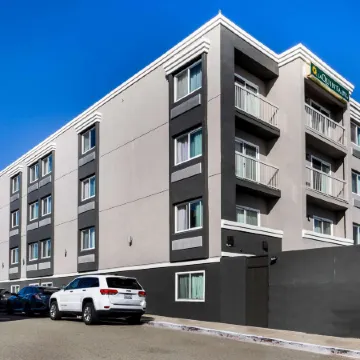 La Quinta Inn & Suites by Wyndham San Diego Mission Bay Отели рядом с достопримечательностью «Пляж Мишен-Бич»