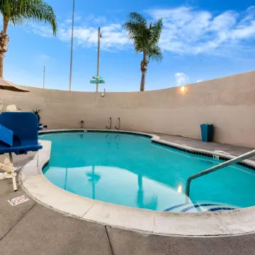 La Quinta Inn & Suites by Wyndham San Diego Mission Bay Отели рядом с достопримечательностью «Пляж Мишен-Бич»